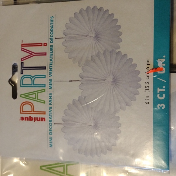 Party time table covers and puff balls/fans - Picture 3 of 7